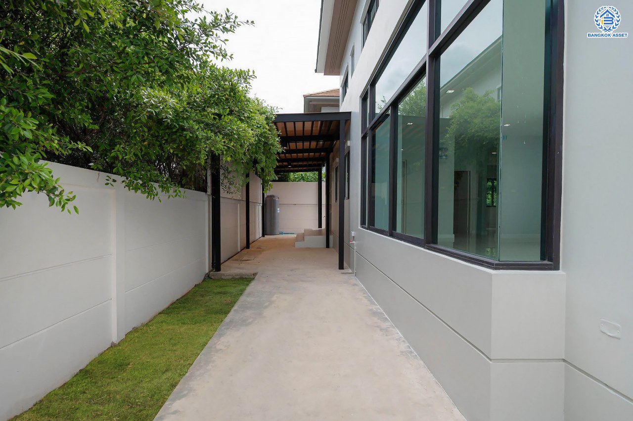 คฤหาสน์สุดหรู ดีไซน์สุด Luxury ติดถนนบรมราชชนนี โครงการ เดอะแกรนด์ ปิ่นเกล้า หลังมุม บนเนื้อที่ถึง 111.6 ตร.ว. ฟังก์ชัน 4 ห้องนอน 5 ห้องน้ำ 1 ห้องแม่บ้าน จอดรถได้ 2 คัน พร้อมบรรยากาศ Private บนทำเลเชื่อมต่อหลายเส้นทาง อาทิถนนบรมราชชนนี, ถนนพุทธมณฑลสาย3 ใกล้เซ็นทรัล ปิ่นเกล้า, ม.มหิดล และทางคู่ขนานลอยฟ้าบรมราชชนนี...